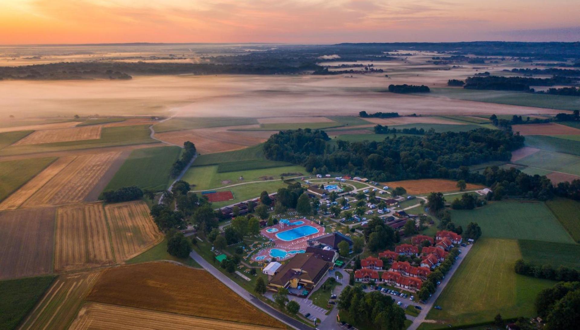 Terme Banovci - Mobilne Hiske Med Brajdami Otel Dış mekan fotoğraf