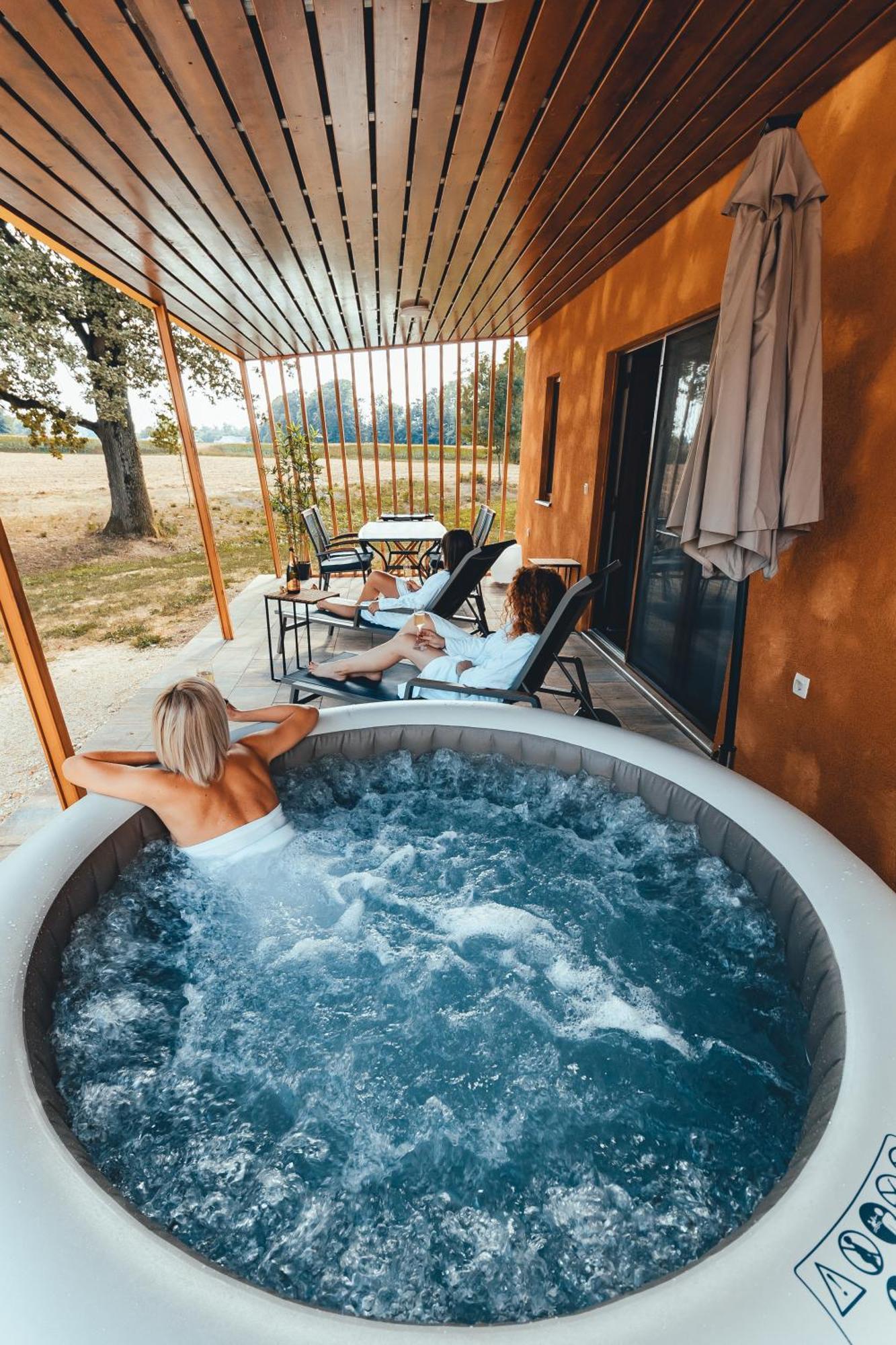 Terme Banovci - Mobilne Hiske Med Brajdami Otel Dış mekan fotoğraf