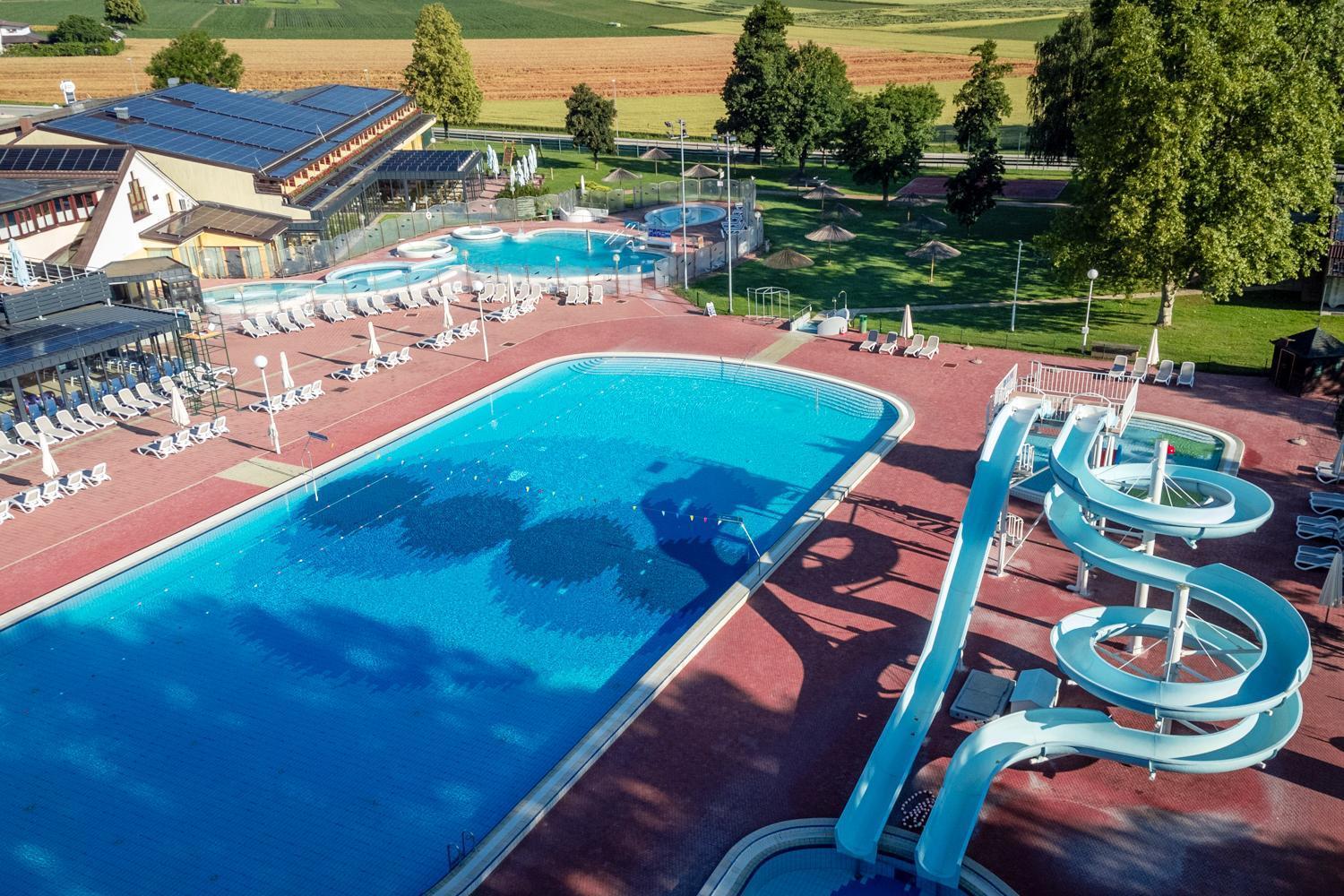 Terme Banovci - Mobilne Hiske Med Brajdami Otel Dış mekan fotoğraf